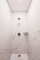 Ducha, artículos de tocador gratuitos, secador de pelo, pantuflas