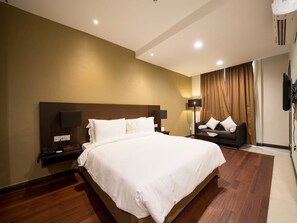 Junior Suite | Minibar, in-room safe, desk, iron/ironing board