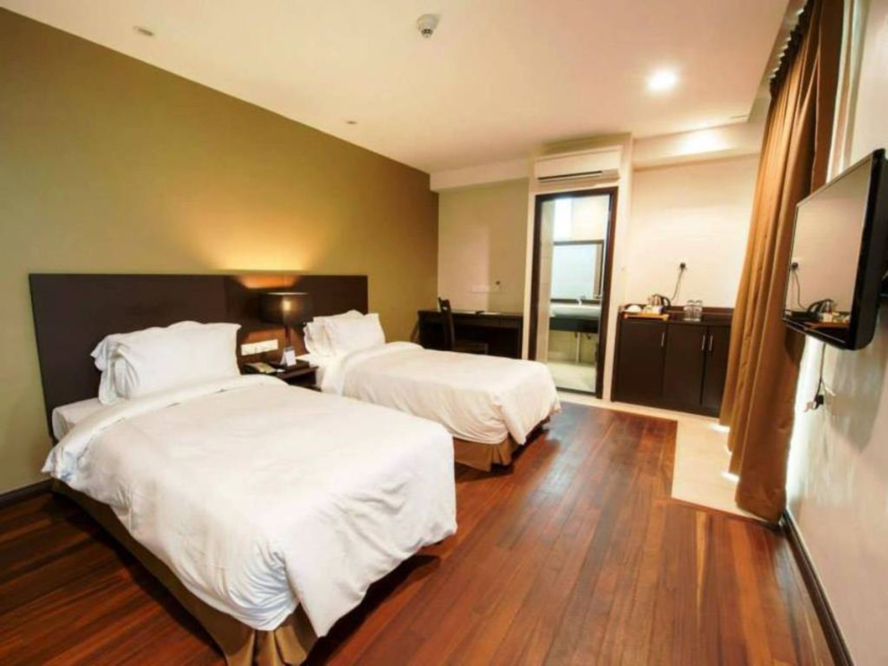 suite | minibar, in-room safe, desk, iron/ironing board