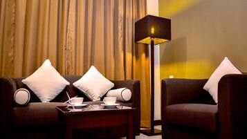 Phòng Suite Junior | Minibar, két bảo mật tại phòng, bàn, bàn ủi/dụng cụ ủi quần áo