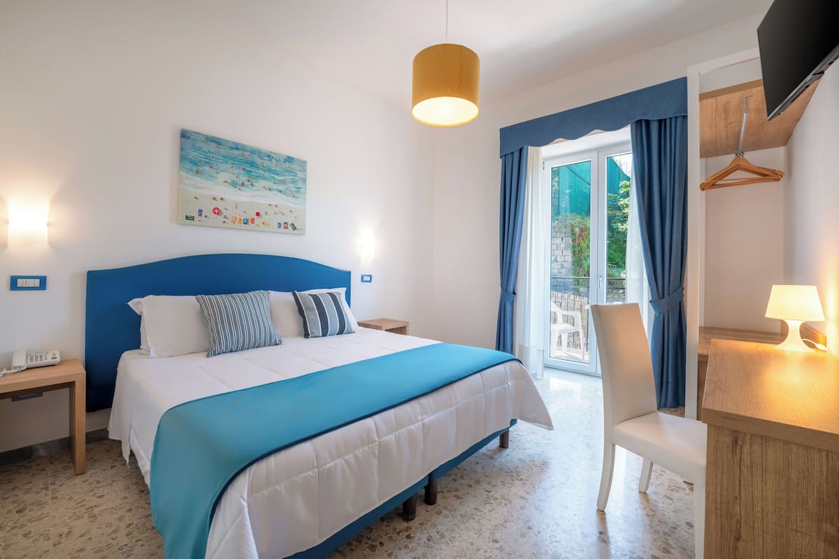 Habitación doble, balcón, vista al jardín | Minibar, caja de seguridad en la habitación y escritorio