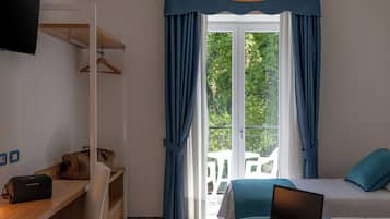 Quarto triplo, sacada, vista para o jardim | Frigobar, cofres nos quartos, escrivaninha