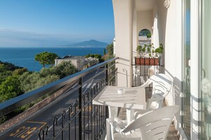 Quarto triplo, sacada, vista para o mar | Vista do quarto
