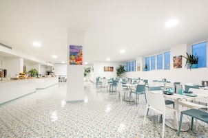 Café da manhã com buffet grátis todos os dias