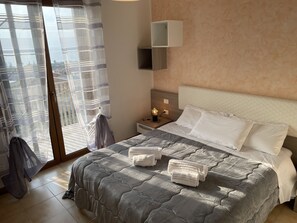 Dobbeltrom – comfort, 1 dobbeltseng, eget bad | Safe på rommet, skrivebord, wi-fi (inkludert) og sengetøy