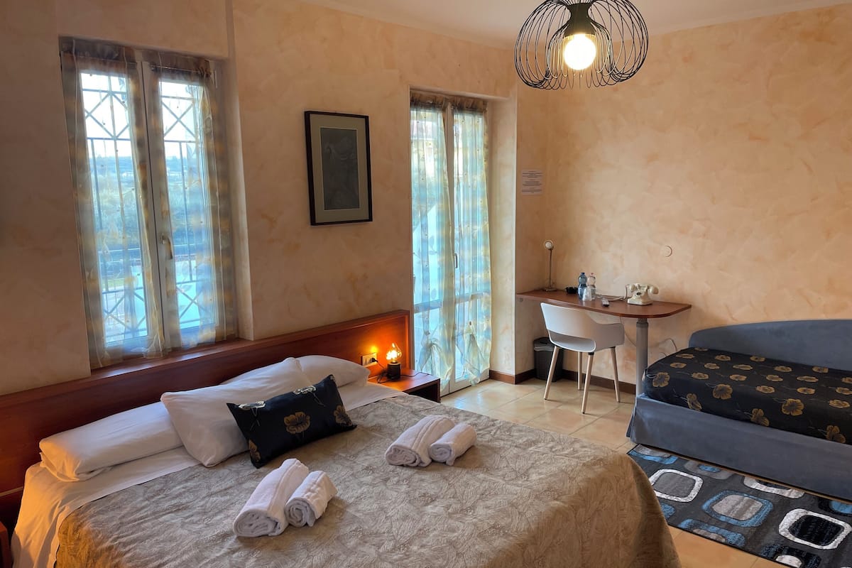 Comfort-Dreibettzimmer, 1 Schlafzimmer, eigenes Bad | 1 Schlafzimmer, Zimmersafe, Schreibtisch, kostenloses WLAN