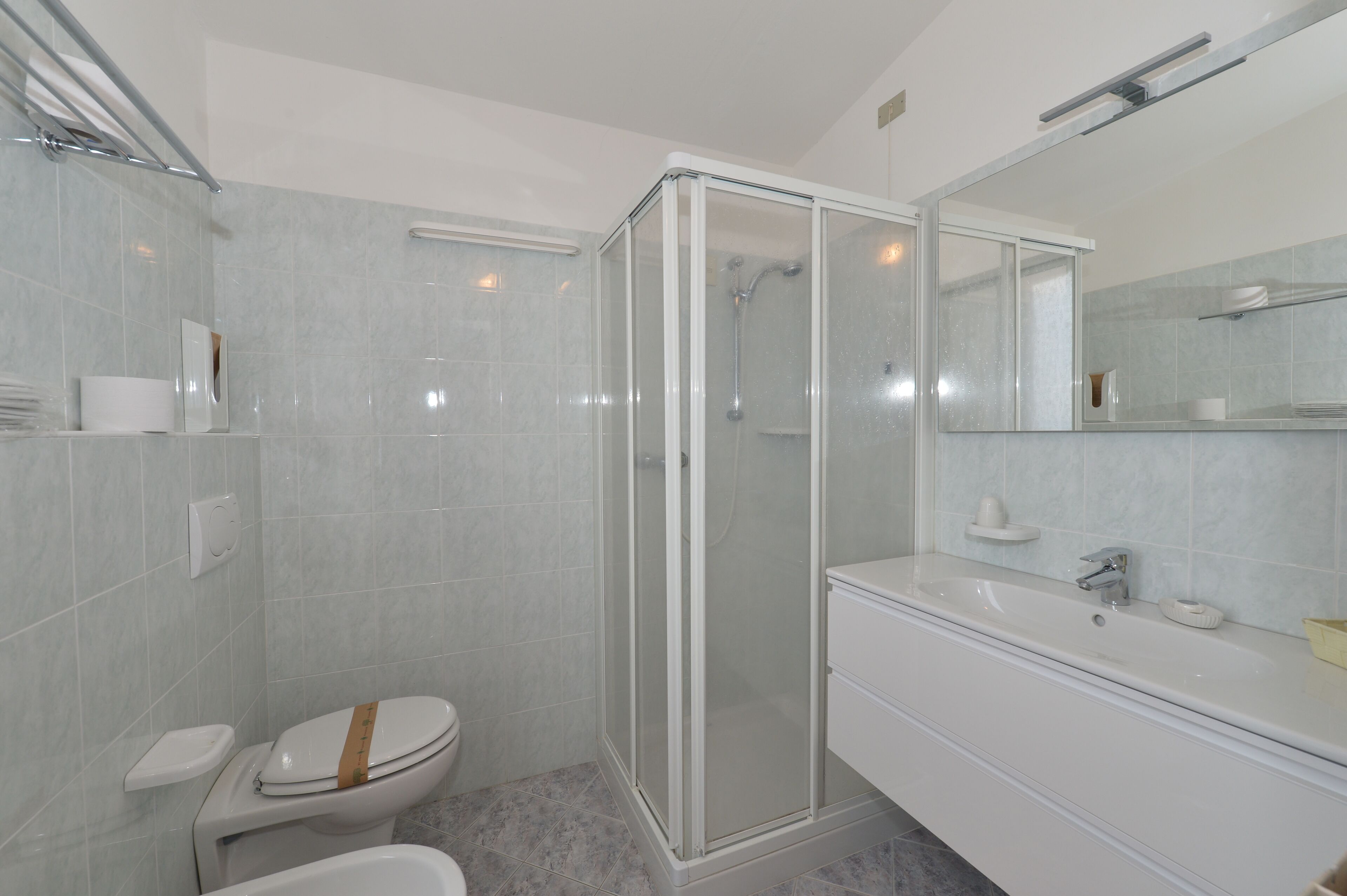 shower, rainfall showerhead, free toiletries, hair dryer