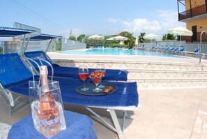 室外游泳池和頂樓游泳池,開放時間為 08:00 至 21:00,提供泳池遮陽傘和日光浴躺椅