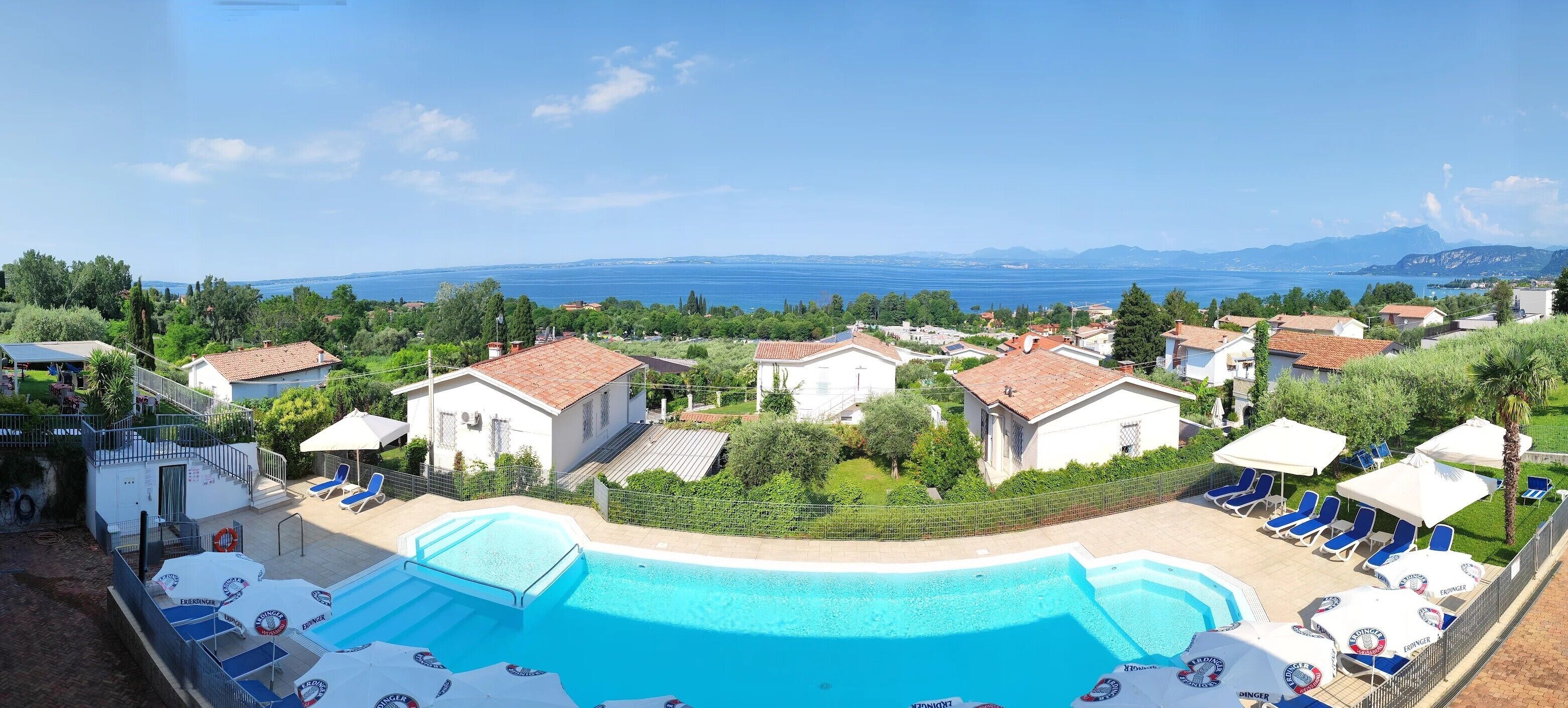 Außenpool, Pool auf dem Dach, Sonnenschirme, Liegestühle