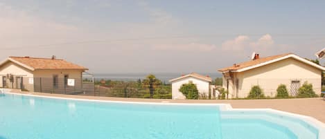 Piscina all'aperto, una piscina in terrazza, ombrelloni da piscina