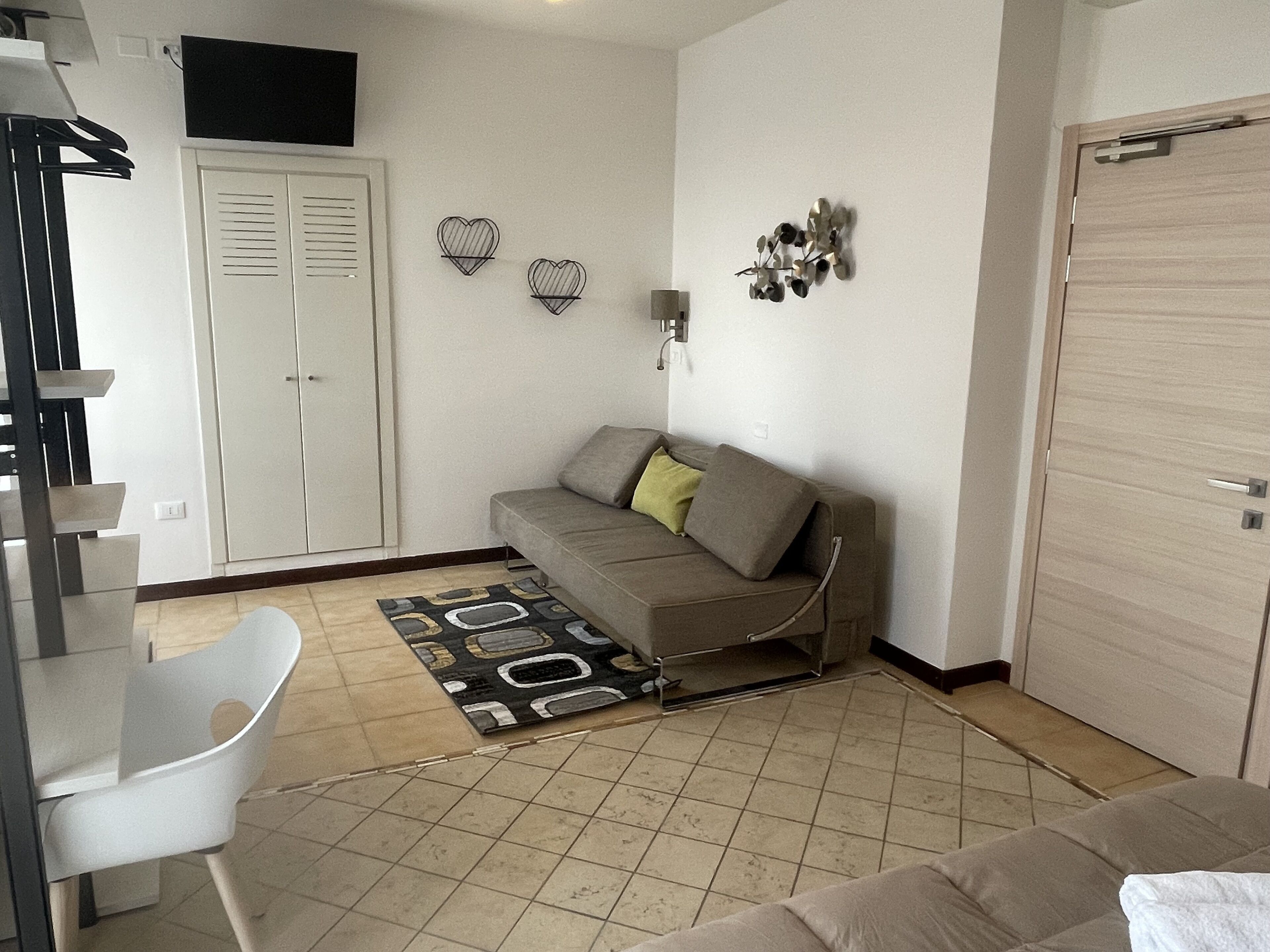 comfort triple room, 1 bedroom, private bathroom | 1 bedroom, in-room safe, desk, free wifi