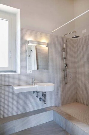 Triple Room, Balcony, Sea View | Bathroom | Shower, free toiletries, hair dryer, bidet