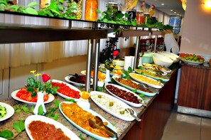 Petit déjeuner, déjeuner et dîner servis sur place
