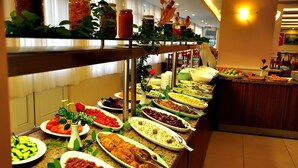 Breakfast, lunch and dinner served - Çınar Family Suite Hotel (Manavgat)