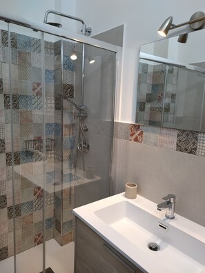 Studio | Badkamer | Een douche, gratis toiletartikelen, een haardroger, een bidet