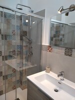 Ducha, artículos de tocador gratuitos, secador de pelo, bidet