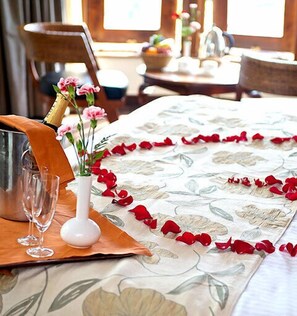 Breakfast, lunch, dinner served; international cuisine  - Treetops (Aberdare National Park)