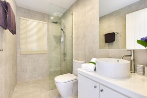 Villa Confort, 4 habitaciones, piscina privada, vistas al mar | Baño | Ducha, artículos de higiene personal gratuitos y secador de pelo