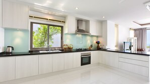 Comfort Villa, 4 Bedrooms, Private Pool, Sea View | Private kitchen - Villa Blue Bay 4 Bedroom Pool Villa (Koh Samui)