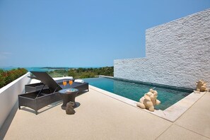 Una piscina al aire libre, tumbonas