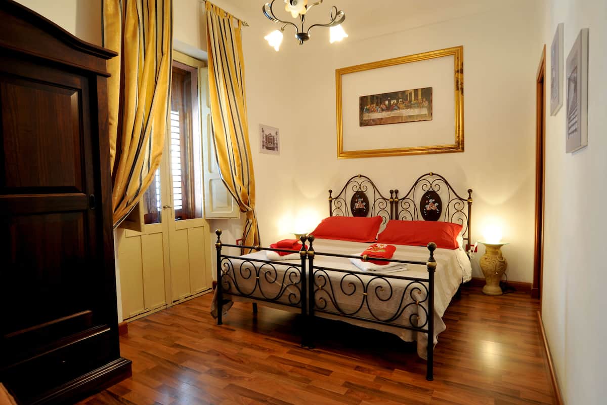 3 bedrooms, down duvets, in-room safe, iron/ironing board