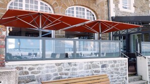 Un edificio de piedra con ventanas amplias y terraza.