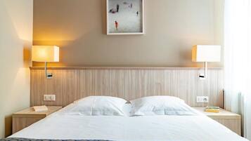 Habitación doble, vista al mar | Ropa de cama de alta calidad y caja de seguridad en la habitación