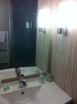 Shower, free toiletries, hair dryer, towels - Hôtel L'Antinéa (Saint-Malo)