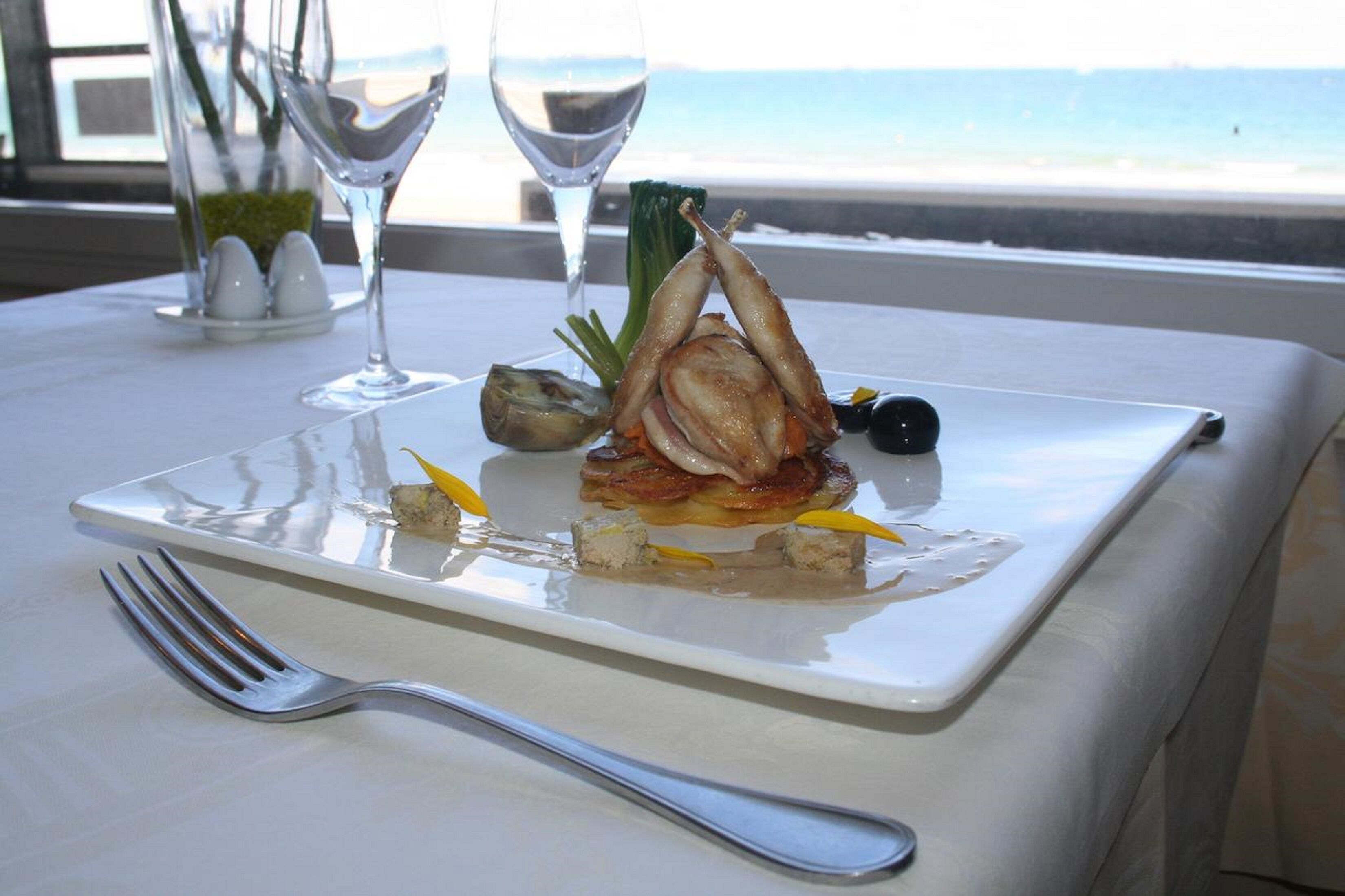 lunch and dinner served, seafood