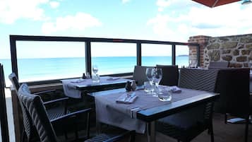 Lunch and dinner served, seafood