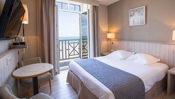 Habitación doble, balcón, vista al mar | Ropa de cama de alta calidad y caja de seguridad en la habitación