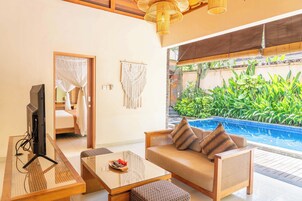 Vila, 2 kamar tidur, kolam renang pribadi | Area keluarga | Smart TV 42-inci dengan saluran TV kabel, Netflix, dan layanan streaming