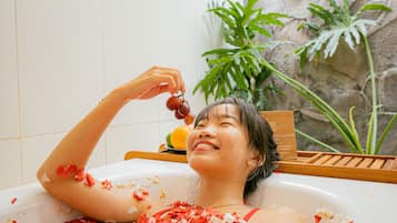 Vila, 2 kamar tidur, kolam renang pribadi | Kamar mandi | Kombinasi shower/bathtub, pancuran hujan, dan perlengkapan mandi gratis
