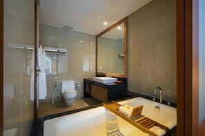 샤워기/욕조 결합, 레인폴 샤워기, 무료 세면용품, 헤어드라이어