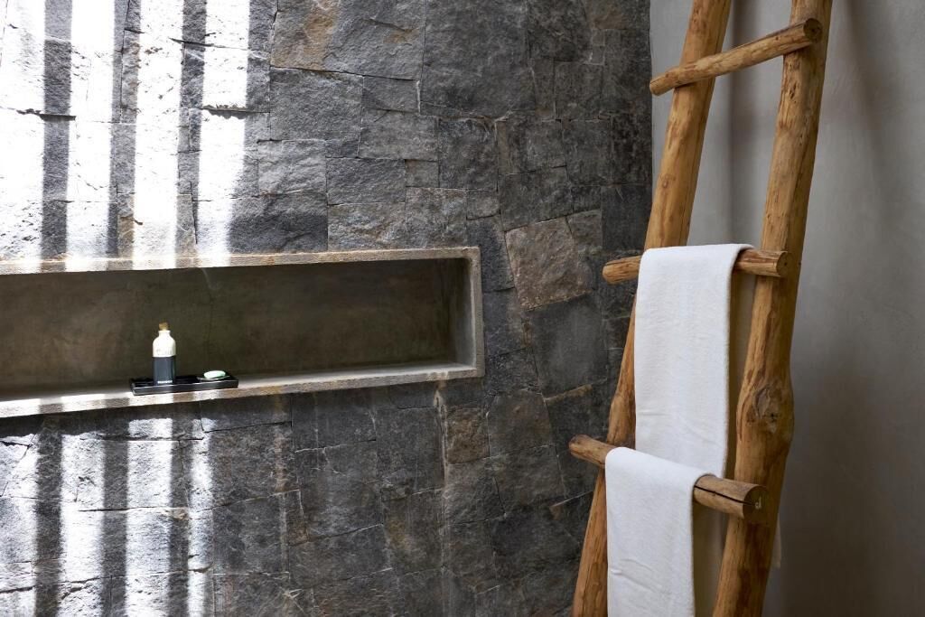 Regadera, amenidades de baño gratuitas, secadora de cabello, batas 