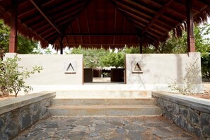 Property grounds - Koragaha Lodge (Thissamaharama)