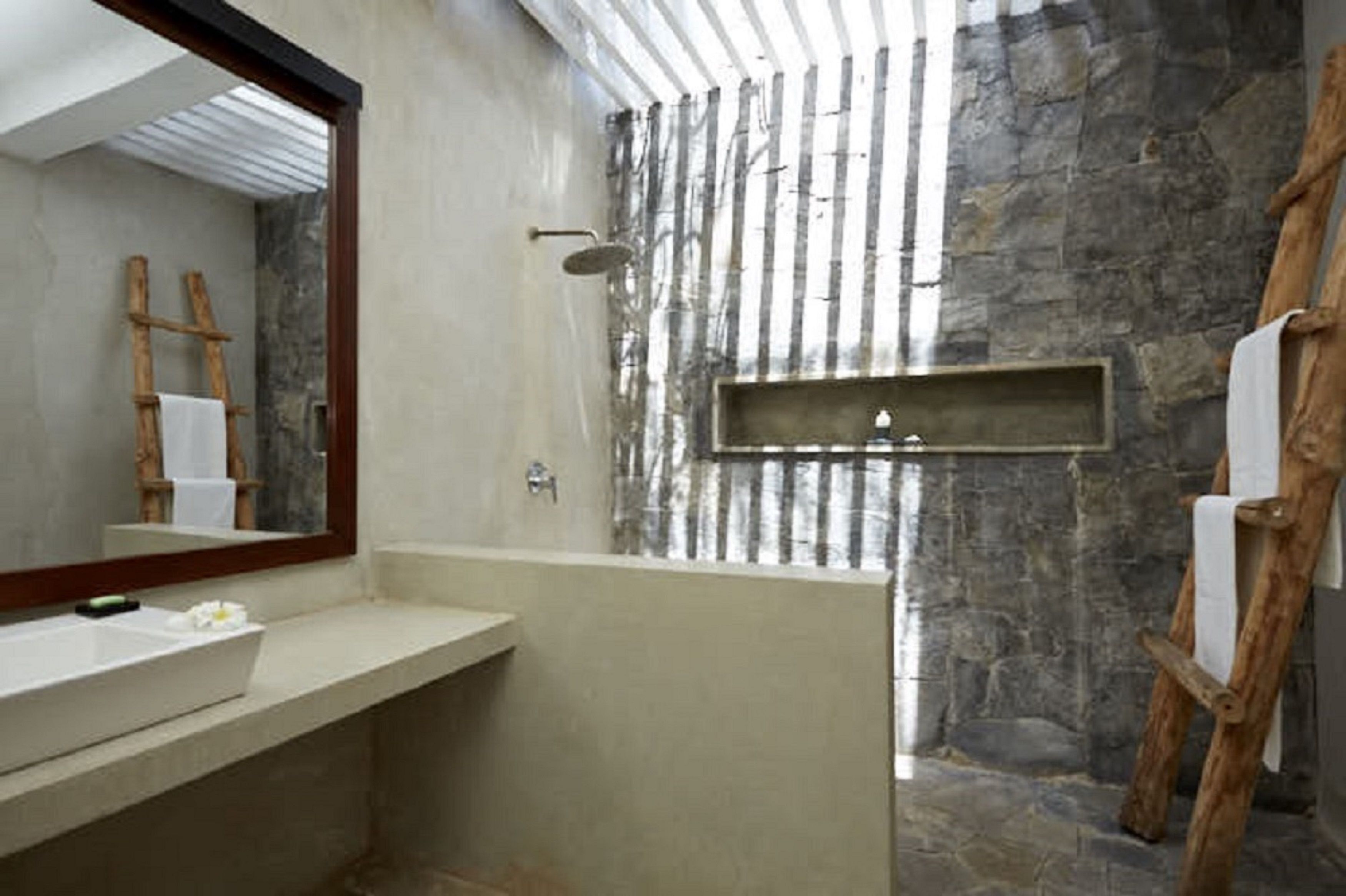 Chalet Deluxe, 1 chambre, salle de bains attenante, rez-de-chaussée | Salle de bain | Douche, articles de toilette gratuits, sèche-cheveux, peignoirs