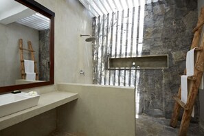 Chalet Deluks, 1 kamar tidur, ensuite, lantai dasar | Kamar mandi | Shower, perlengkapan mandi gratis, pengering rambut, dan jubah mandi
