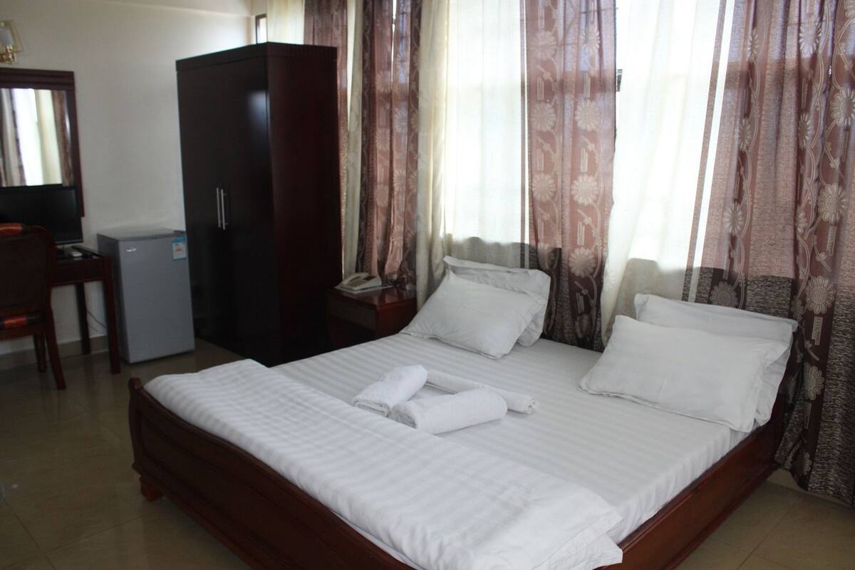Habitación Deluxe doble | Ropa de cama de alta calidad, minibar, escritorio y camas supletorias