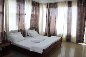 Deluxe Double Room | Premium bedding, minibar, desk, rollaway beds - MIC Hotel (Dar es Salaam)