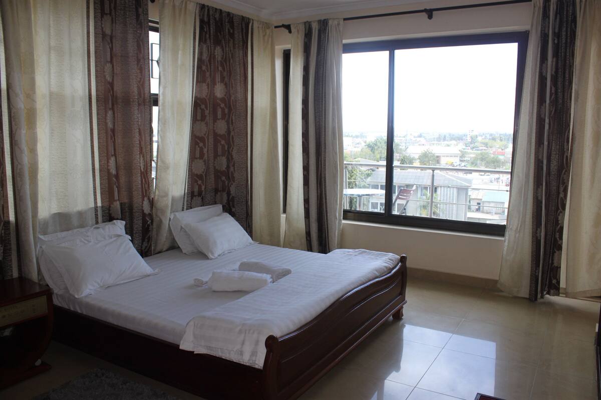 Suite ejecutiva | Ropa de cama de alta calidad, minibar, escritorio y camas supletorias