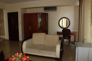 Executive Suite | Living room | 32-inch flat-screen TV with cable channels, TV, pay movies
