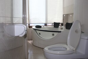 Habitación doble Deluxe | Baño | Tina con regadera, tina de hidromasaje, amenidades de baño gratuitas 
