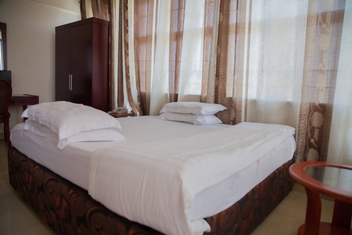 Habitación estándar doble | Ropa de cama de alta calidad, minibar, escritorio y camas supletorias