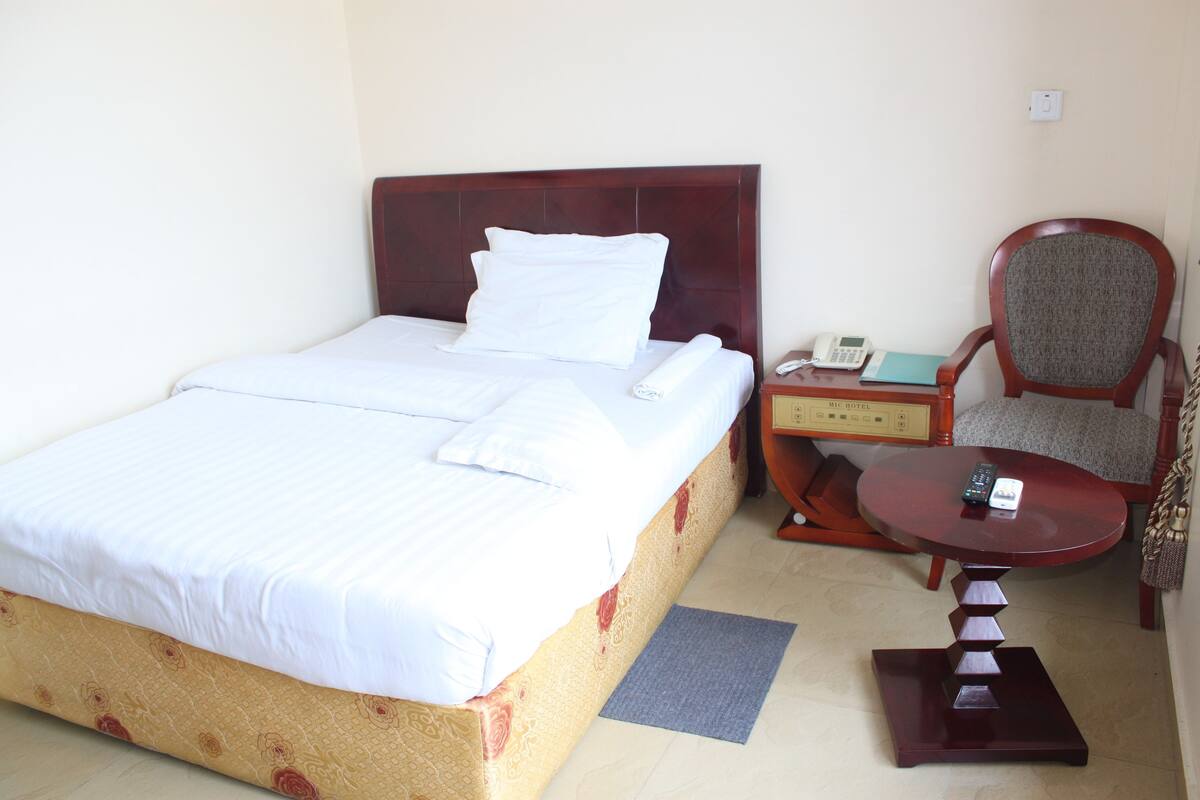 Habitación individual, balcón | Ropa de cama de alta calidad, minibar, escritorio y camas supletorias