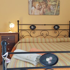 Habitación doble estándar, baño compartido | Sábanas italianas Frette y ropa de cama de alta calidad 