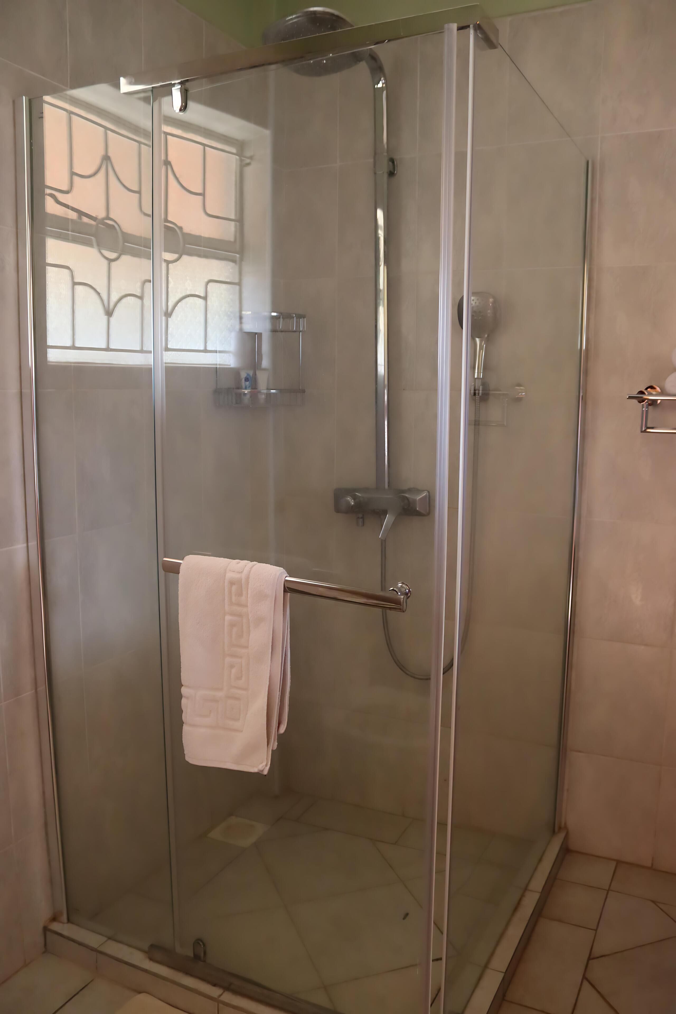 Quarto standard | Banheiro | Secador de cabelo (mediante solicitação), toalhas de banho, sabonete 