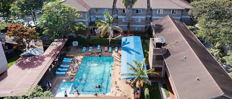 Una piscina al aire libre