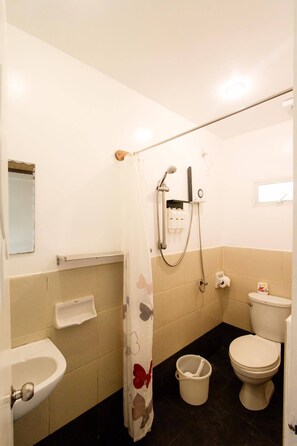 Semi-Deluxe Room | Bathroom