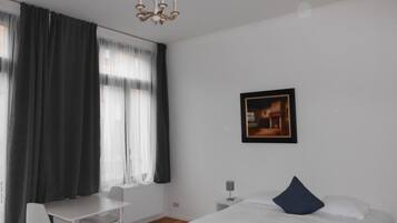 Monolocale | Una scrivania, insonorizzazione, Wi-Fi gratuito, lenzuola